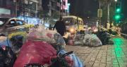 ‘Montañas de basura’ inundan mercados de la capital cruceña tras suspensión de recojo de residuos por falta de pago