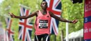 Keniano Sabastian Sawe bate récord mundial al ganar Maratón de Londres en menos de 2 horas