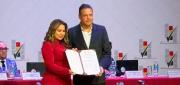 TSE ENTREGA CREDENCIAL A LUIS REVILLA COMO GOBERNADOR ELECTO DE LA PAZ