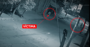 Cámara capta como una pareja es víctima de un violento atraco por parte de dos antisociales