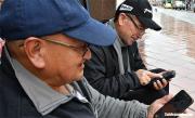 JUBILADOS RECIBEN CELULARES GRATIS EN URUGUAY