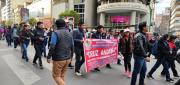 MAESTROS MARCHAN EN EL PRADO PACEÑO Y EXIGEN INCREMENTO SALARIAL DE 10.000 A 10.500 BS