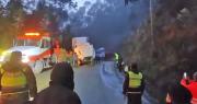 Tráiler vuelca en la ruta nueva Cochabamba – Santa Cruz y provoca el cierre temporal del tránsito en Colomi