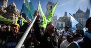 Mayor central obrera de Argentina protesta contra Milei frente a la Casa de Gobierno