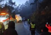 CAMIÓN CARGADO PIERDE EL CONTROL EN UNA CURVA Y PARALIZA LA CARRETERA