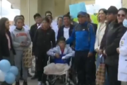 Dan de alta al niño que perdió las piernas en el accidente aéreo de El Alto