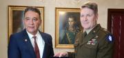 JEFE MILITAR DE EE. UU. LLEGA A LA PAZ Y SE REÚNE CON EL MINISTRO DE DEFENSA