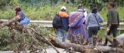 “Estamos caminando con nuestro equipaje”: viajeros se quejan por bloqueo en la ruta a Caranavi