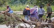 “Estamos caminando con nuestro equipaje”: viajeros se quejan por bloqueo en la ruta a Caranavi
