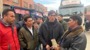 Ministro Zamora llega al punto de bloqueo de transportistas de Los Yungas