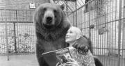 La extraordinaria historia de Hércules, el oso al que una pareja adoptó y crio como parte de su familia
