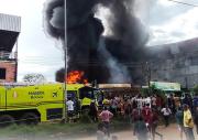 Incendio de gran magnitud afecta negocios en Cobija y moviliza a bomberos de Bolivia y Brasil
