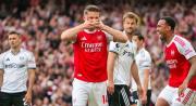 Arsenal golea al Fulham y mete presión al Manchester City