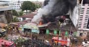 Voraz incendio en una tienda de llantas en Cobija movilizó a bomberos de Bolivia y Brasil