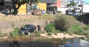 Conductor abandona su vehículo tras chocar contra un árbol y caer a un canal de drenaje