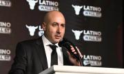 El encantador de serpientes que opera en las sombras