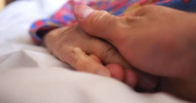 Abuelito sufre en una cama en su hogar y tiene la carne expuesta a la altura de los glúteos por escaras