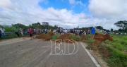 Transportistas de Yacapaní instalan punto de bloqueo