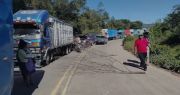 Bloqueos en Santa Cruz: población se ve obligada a caminar y recurrir a transbordos ante el cierre de vías