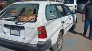 Taxi es destrozado en Cochabamba: intentaba pasar un punto de bloqueo para trabajar