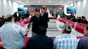 Rodrigo Paz llega la reunión con representantes del sector transporte en la Casa Grande del Pueblo