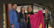 Hijos de Ramón entregan vestido con identidad cruceña a la primera dama Bibi Urquidi