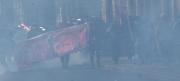 Fuerte roce COB y policía antimotines en el centro de La Paz, los manifestantes hicieron retroceder con tomates y petardos