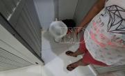 Yapacaní: cámaras captan a mujer que abandonó a un bebé prematuro en un baño público