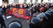 COB protesta en la Felcc en demanda de la liberación de sus detenidos