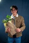 Emprendedor de la UMSA transforma chalas de choclo y hojas de brócoli en empaques ecológicos plantables