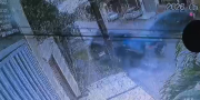 Cámara captó el momento en el que dos vehículos impactan y dejan una persona fallecida