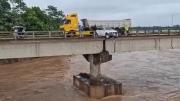 Vehículo impacta contra la baranda del puente que se encuentra sobre el río Yapacaní