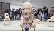 Perros robóticos con cara humana, incluida la de Picasso, divierten a visitantes en Berlín