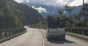 La Paz: Reportan que un contingente policial se dirige al punto de bloqueo en Caranavi