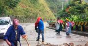 Turistas y viajeros caminan bajo la lluvia debido a bloqueos en el norte de La Paz