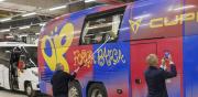 Tensión en la previa del clásico, aficionados lanzaron objetos a los buses de Barcelona y Real Madrid