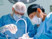 Exitosa cirugía en Santa Cruz devuelve espacio al cerebro de una bebé con malformación craneal