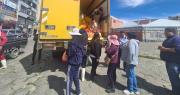 Población de El Alto accede a la segunda carga de pollo que llega desde Santa Cruz