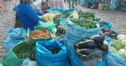 Bloqueos afectan la llegada de verduras y elevan los precios en mercados de La Paz