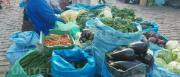 Bloqueos afectan la llegada de verduras y elevan los precios en mercados de La Paz