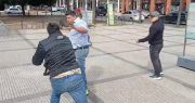 El evista Reynaldo Ezequiel se enfrasca en una pelea en pleno centro cruceño