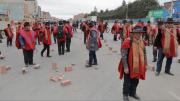Ponchos rojos apedrean tiendas y vehículos para obligar a parar actividades en El Alto