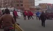 Ponchos Rojos apedrean vehículos y obligan a cerrar comercios en El Alto