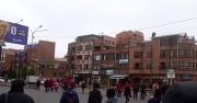 Ponchos rojos apedrean autos y obligan a cerrar negocios en El Alto