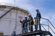 YPFB transparenta controles de calidad y mototaxistas verifican análisis de gasolina en laboratorios de Palmasola