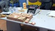 Policía aprehende a una persona con casi Bs 5 millones e investiga su procedencia