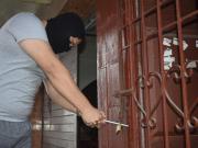 Capturan a dos hermanos robando en una casa