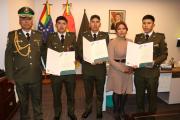 Diputada Pinto entregó reconocimientos a tres sargentos de la Policía que frustraron un robo a mano armada en Cochabamba