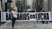Bancarios argentinos en paro contra despidos