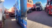 5 mil camiones permanecen varados por los bloqueos de carreteras en Bolivia